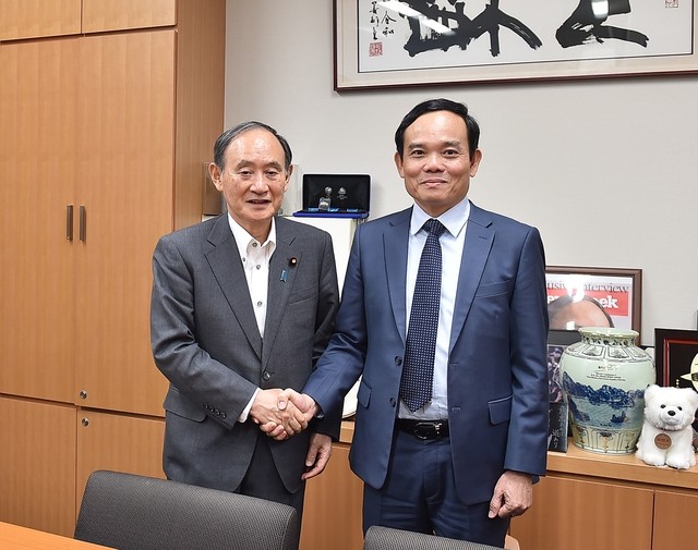 Deputy Prime Minister Tran Luu Quang (R) and former Prime Minister of Japan Suga Yoshihide (Photo: VGP)