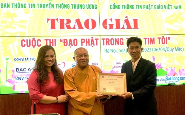 The work "Tu Nha" by Quang Phuong (R) from the central province of Thua Thien-Hue is awarded the first prize at the event. (Photo:hanoimoi.com.vn) 