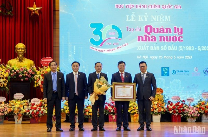 Under the authorization of the Prime Minister, the Certificate of Merit from the Prime Minister was presented to the State Management Review by Le Quoc Minh, who is a Member of the Party Central Committee (PCC), Editor-in-Chief of Nhan Dan (People) Newspaper, Deputy Head of the PCC Commission for Communication and Education, and Chairman of the Vietnam Journalists’ Association; and Deputy Minister of Home Affairs Trieu Van Cuong.