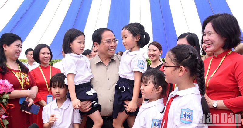 In Pictures: Prime Minister Pham Minh Chinh visits disadvantaged children in Hanoi