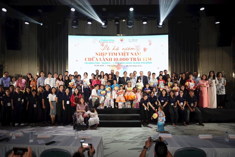 A ceremony to celebrate the “Heartbeat Vietnam saving 10,000 children” with congenital heart defects is held in Ho Chi Minh City on June 1 by the VinaCapital Foundation (VCF).