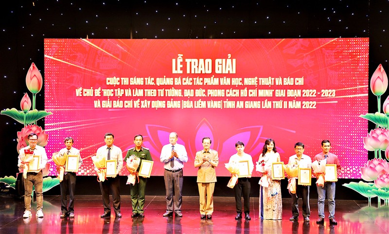 Leaders of An Giang Province present A prizes.