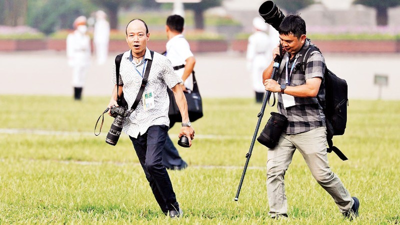 Reporters work at events. (Photo: Viet Chung)