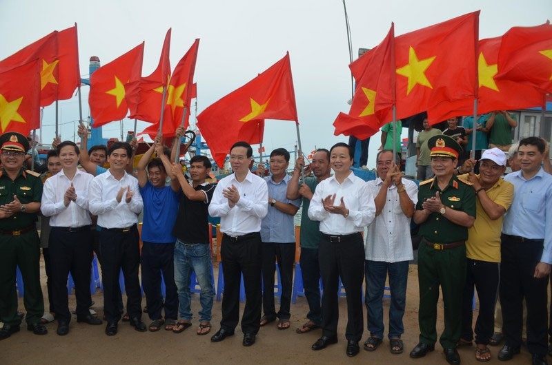 President Vo Van Thuong with officials, officers and people of Phu Quy island. (Photo: VNA)