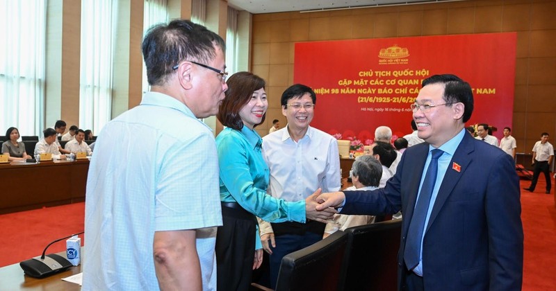 National Assembly Chairman Vuong Dinh Hue meets with delegates at the meeting