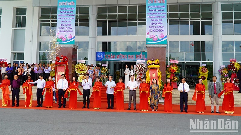 Delegates cutting the ribbon to inaugurate Dong Thap General Hospital (new facility).