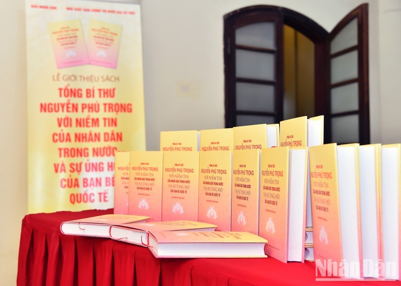 The book “Party General Secretary Nguyen Phu Trong with domestic people’s trust and international friends’ support” (Photo: NDO)