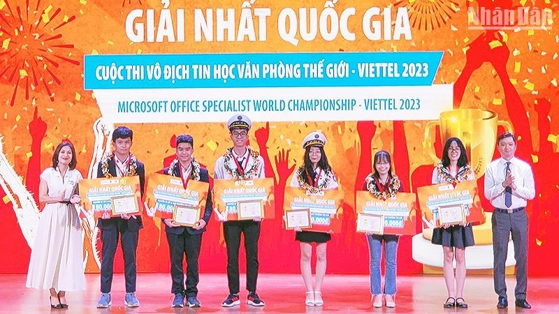 Nguyen Minh Triet (right) and representatives of relevant units presented the national first prize to the six champions of MOSWC - Viettel 2023.