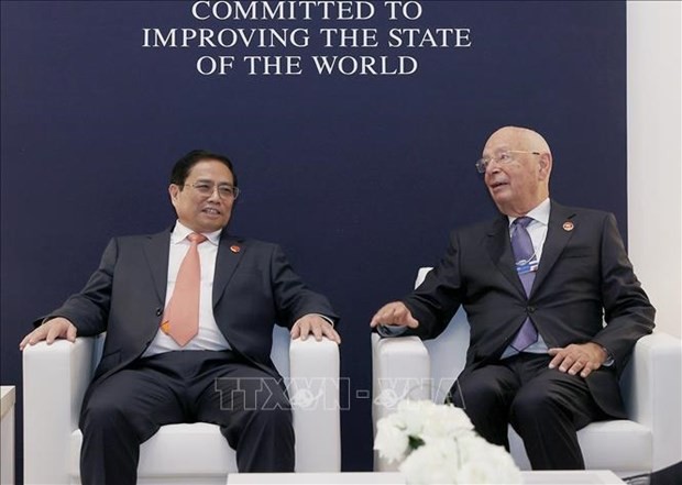 PM Pham Minh Chinh (L) and WEF Executive Chairman Prof. Klaus Schwab. (Photo: VNA)