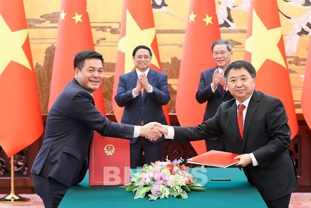 At the signing ceremony of the MoU on cooperation between the Vietnamese Ministry of Industry and Trade and the State Administration for Market Regulation (SAMR) of China. (Photo: VNA)