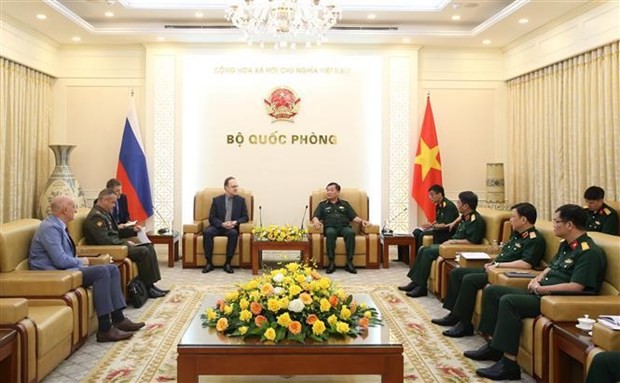 Deputy Defence Minister Hoang Xuan Chien meets with the Russian Ambassador to Vietnam Ambassador Gennady Stepanovich Bezdetko on June 26. (Photo: VNA)