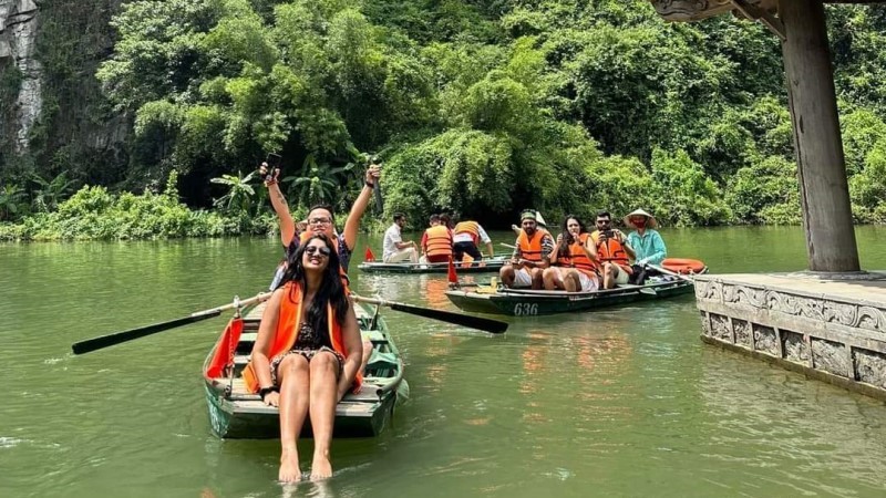 Foreign tourists are interested in the experience in Trang An, Ninh Binh. 