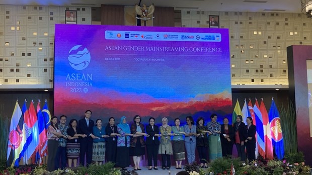 A number of representatives from ASEAN member countries pose for a photo during the ASEAN Gender Mainstreaming Conference in Indonesia, July 4, 2023. (Photo:kompas.id)