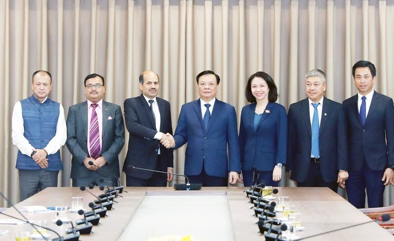 The meeting between Secretary of the Hanoi Party Committee Dinh Tien Dung and Indian Ambassador to Vietnam Sandeep Arya on July 4. (Photo: hanoimoi.vn)