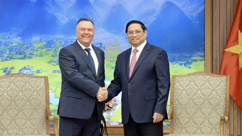 Prime Minister Pham Minh Chinh (R) and President of the International Federation of Freight Forwarders Associations (FIATA) Ivan Petrov at their meeting in Hanoi on July 12 (Photo: VNA)