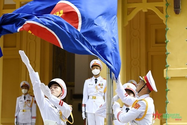 Vietnamese soldiers raised the ASEAN flag in a ceremony in Hanoi to mark the bloc’s 55th founding anniversary (August 8, 1967). (Photo: VNA)