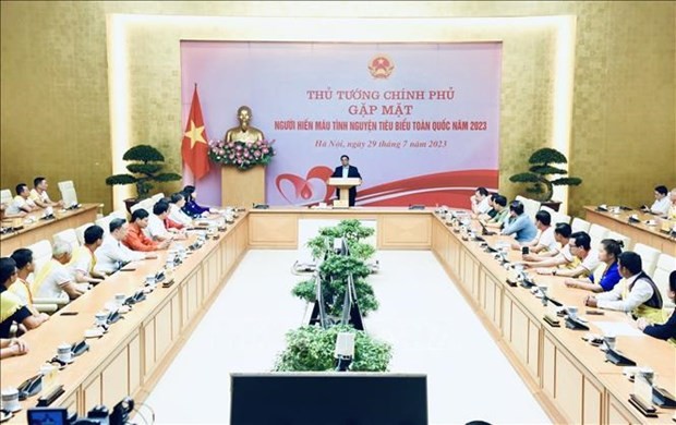 Prime Minister Pham Minh Chinh speaks at the meeting with 100 outstanding voluntary blood donors nationwide. (Photo: VNA)