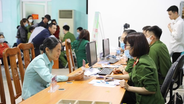Hanoi police handle procedures for making chip-based identity cards for local citizens. (Photo: hanoimoi.com.vn)