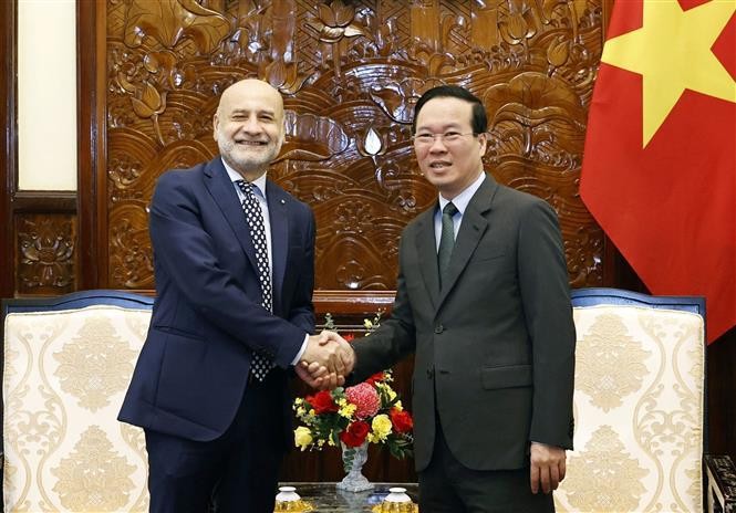 President Vo Van Thuong (R) receives Italian Ambassador to Vietnam Antonio Alessandro (Photo: VNA)