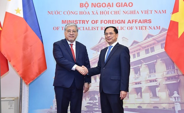 Vietnamese Minister of Foreign Affairs Bui Thanh Son (R) and his Philippine counterpart Enrique Manalo. (Photo: VNA)