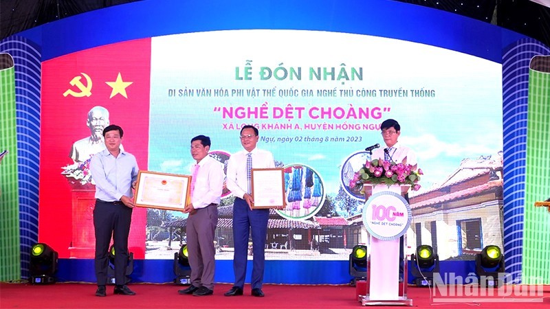 Secretary of the Dong Thap Provincial Party Committee Le Quoc Phong awarded the decision and the certificate of recognition as a National Intangible Cultural Heritage to the craft of traditional scarf weaving in Long Khanh A Commune.