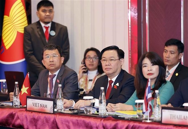 Chairman of the National Assembly Vuong Dinh Hue (centre) at a meeting of the ASEAN Inter-Parliamentary Assembly (AIPA) Executive Committee in Jakarta. (Photo: VNA)