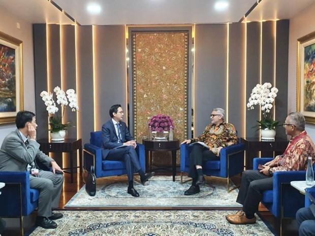 At the working session between Vietnamese Deputy Foreign Minister Do Hung Viet (left) and his Indonesian counterpart Abdul Kadir Jailani. (Photo: VNA)