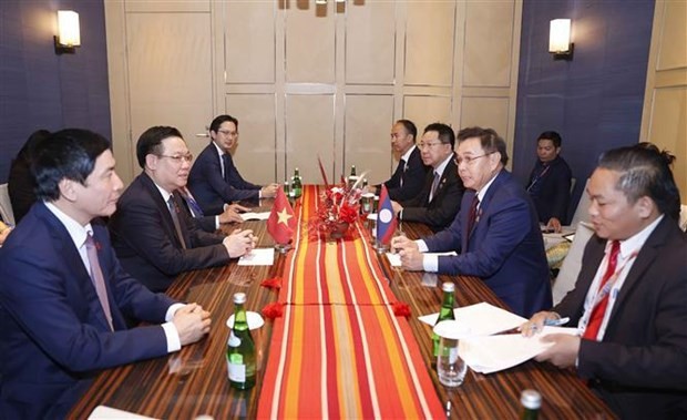 At the meeting between Vietnamese National Assembly (NA) Chairman Vuong Dinh Hue and his Lao counterpart Saysomphone Phomvihane in in Jakarta, Indonesia, on August 7. (Photo: VNA)