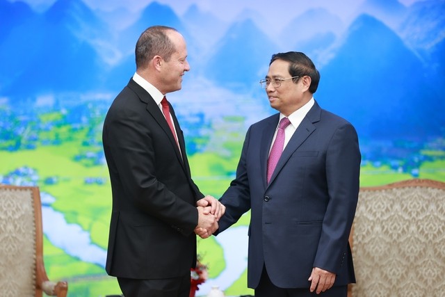 Prime Minister Pham Minh Chinh hosts Israeli Minister of Economy and Industry Nir Barkat, who is also head of the Israel sub-committee of the Vietnam-Israel Intergovernmental Committee, in Hanoi on August 16. (Photo: VGP)