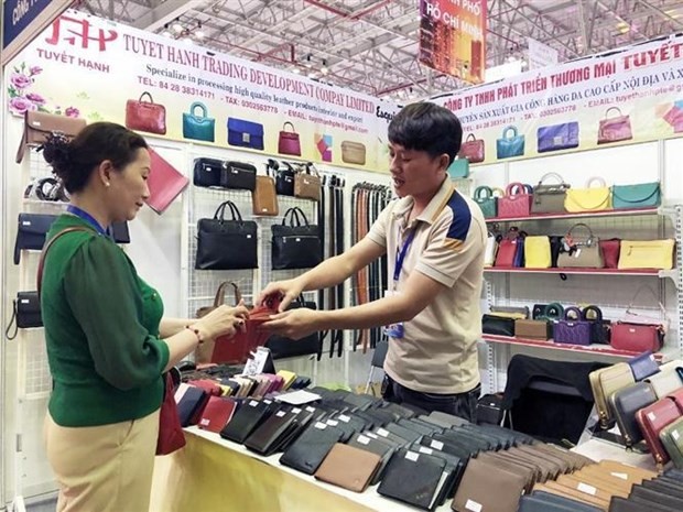 At a stall in the expo, which showcases a wide range of goods from the sectors of processed food, garment-textile, footwear, handicrafts, cosmetics, and tourism, among many others. (Photo: VNA)
