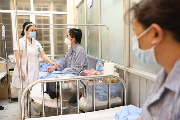 Providing treatment for dengue fever patients at the Vietnam-Cuban Friendship Hospital in Hanoi (Photo: VNA)