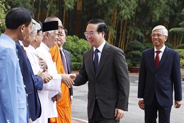 State President Vo Van Thuong meets outstanding dignitaries and officials of religions, ethnic minorities, intellectuals and individuals of Ho Chi Minh City (Photo: VNA)