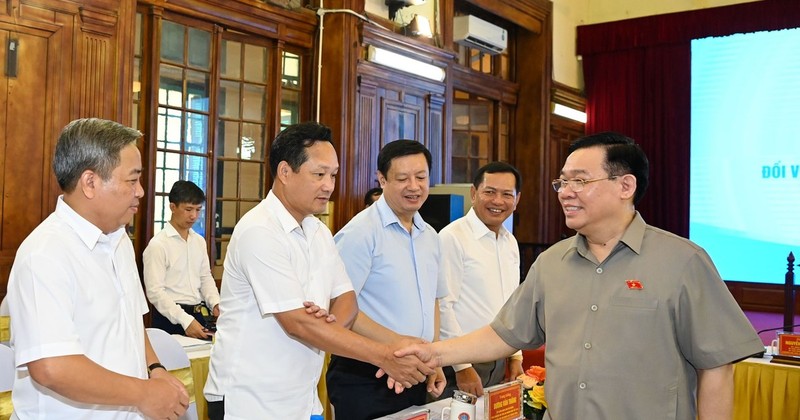 National Assembly (NA) Chairman Vuong Dinh Hue and leaders of the Supreme People's Court attend the meeting.