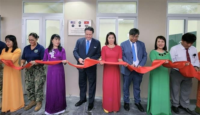 US Ambassador to Vietnam Marc Knapper (fourth from left) at the ribbon cutting ceremony. (Photo: VNA)