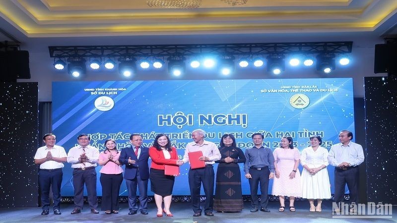 Khanh Hoa Department of Tourism and Dak Lak Department of Culture, Sports and Tourism presented a Memorandum of Understanding on cooperation and association in tourism development for the 2023-2025 period.