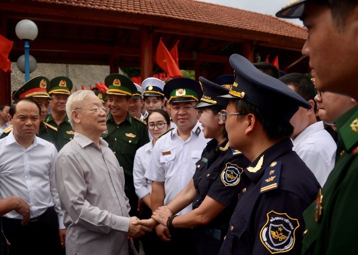 Party General Secretary Nguyen Phu Trong visits the Huu Nghi (Friendship) International Border Gate in the northern mountainous province of Lang Son. (Photo: VOV)