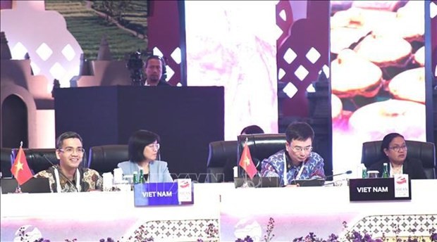 The 10th AFMGM approves a joint statement, pledging to further tighten the solidarity and cooperation for the common goal of building a strong, united and self-reliant ASEAN Community. (Photo: VNA)