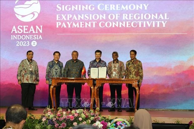 SBV Deputy Governor Pham Thanh Ha (third, from right) represents SBV at the signing ceremony. (Photo: VNA)