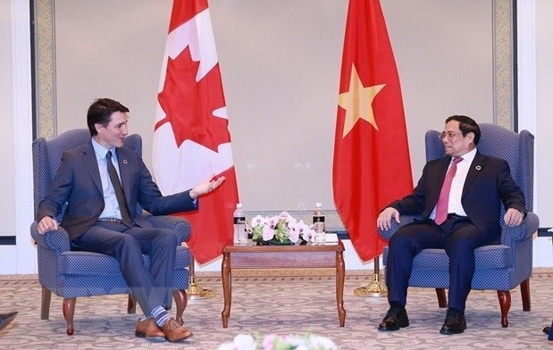 Prime Minister Pham Minh Chinh (R) and Canadian Prime Minister Justin Trudeau at a meeting in Hiroshima, Japan, May 20, 2023. (Photo: VNA)