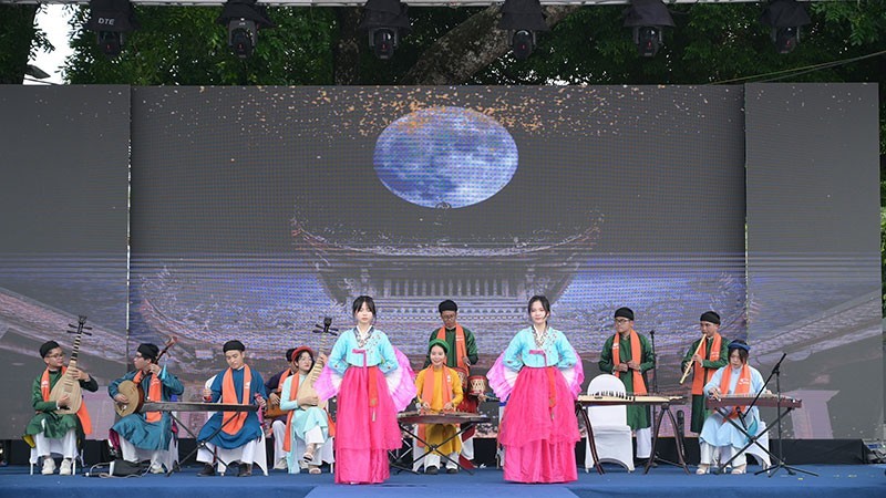 Ethnic musical instrument group of FPT University performed at the festival. (Photo: Organising board)