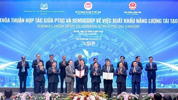 PTSC and its Singaporean partner Sembcorp are granted the survey license and letter of content in Hanoi on August 29. (Photo: VNA)