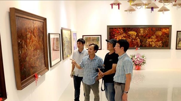 Delegates visiting the exhibition. (Photo: VNA)