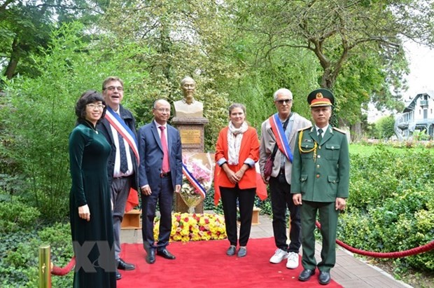 Ambassador Dinh Toan Thang (third, left) and delegates at President Ho Chi Minh’s Monument in Montreau park (Photo: VNA)