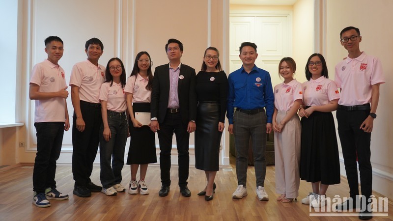 Vietnamese students participate in teaching in the 'Tieng Viet Vui' programme, with delegates taking souvenir photos. (Photo: XUAN HUNG)