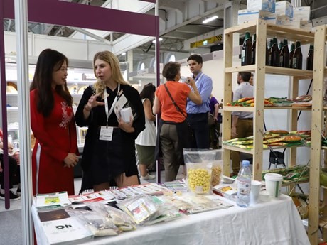 The Vietnamese stall displays specialty products, including Phu Tho specialty green tea, highland old tea, beer, coffee, cinnamon, star anise, honey with pink lemon, dried fruits, rice noodle, fish sauce, shrimp paste, frozen seafood, among others. (Photo:VNA)