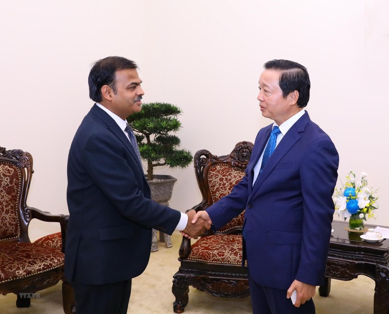 Deputy Prime Minister Tran Hong Ha (R) receives senior vice president of general merchandise and apparel sourcing of the US’s Walmart Avaneesh Gupta in Hanoi. (Photo: VNA)