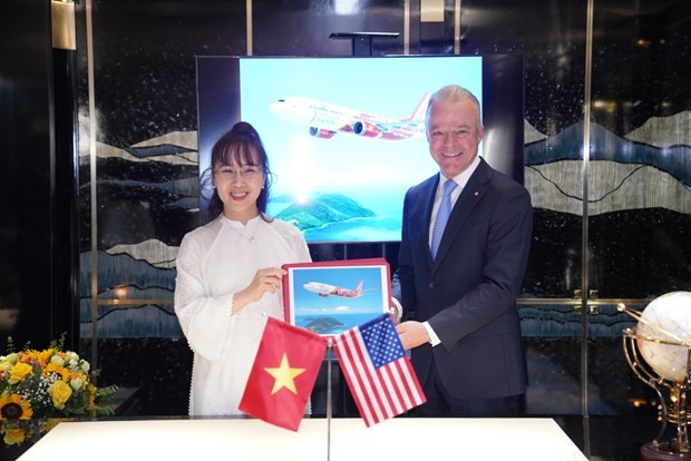 Vietjet Chairwoman Nguyen Thi Phuong Thao (L) and Boeing Global President Dr. Brendan Nelson (Photo: Vietjetair.com)