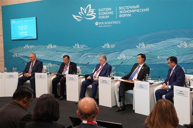 Speakers at dialogue between ASEAN and Russia within the framework of the Eastern Economic Forum that is taking place in Russia's Far East city of Vladivostok. (Photo: VNA)