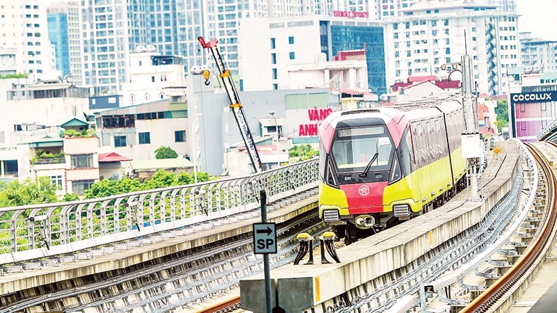 Urban railway line No. 3, the elevated section of the Nhon-Cau Giay Station urban railway line, is being tested to prepare for operation in the near future.