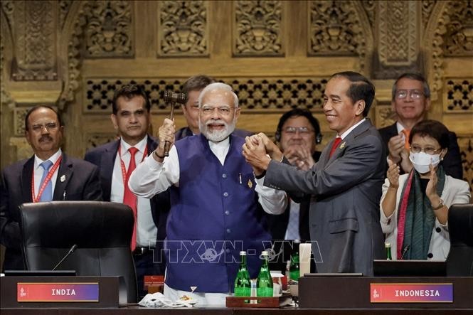Indonesian President Joko Widodo and Indian Prime Minister Narendra Modi take part in the handover ceremony at the G20 Leaders' Summit in Bali (Indonesia), November 16, 2022. (Photo: AFP/VNA)